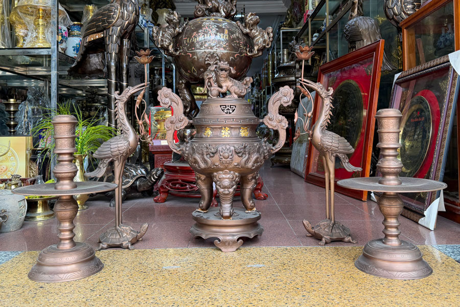 Tổng thể bộ đồ thờ ngũ sự bằng đồng đỏ bài trí trang nghiêm, bề thế.