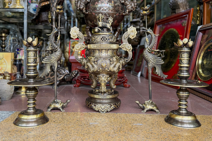 Trọn bộ ngũ sự bằng đồng mẫu mới 2026 khi bài trí trang trọng.