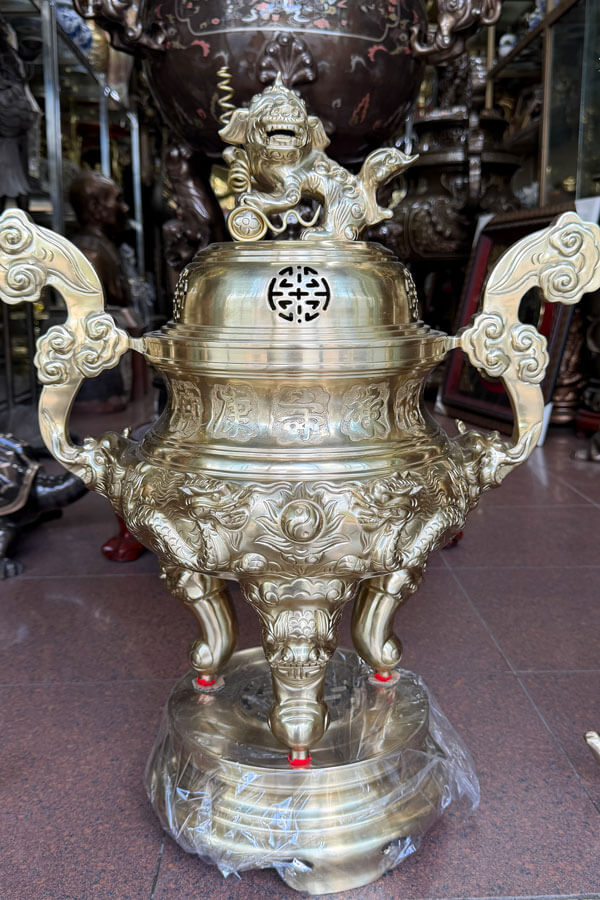 Chi tiết chiếc đỉnh đồng cattut đúc liền khối bệ vệ, các góc cạnh mượt mà hoàn hảo.