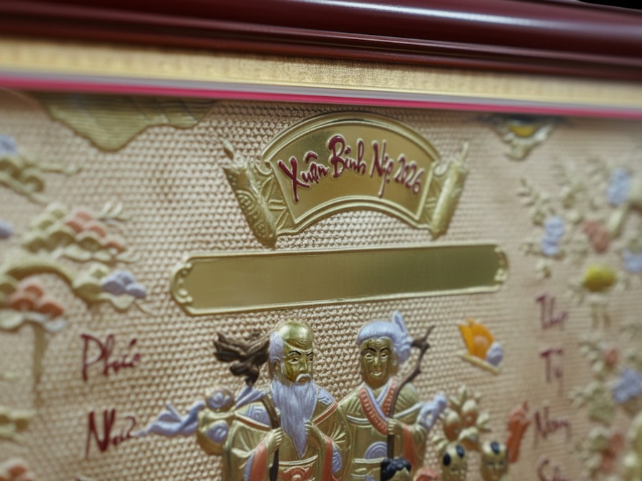 Góc cạnh tranh đồng mừng thọ khung gỗ với đèn LED viền