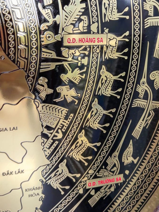 Mặt trống đồng ăn mòn bản đồ Việt Nam