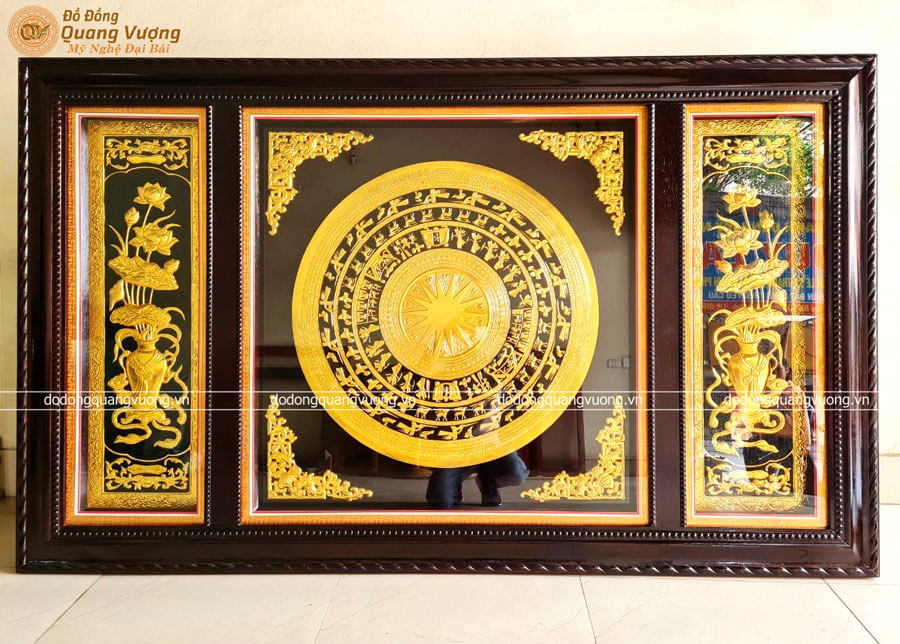 Tranh Mặt trống đồng hoa sen dát vàng 9999 kích thước 90cm x 1m27 khung gỗ gụ