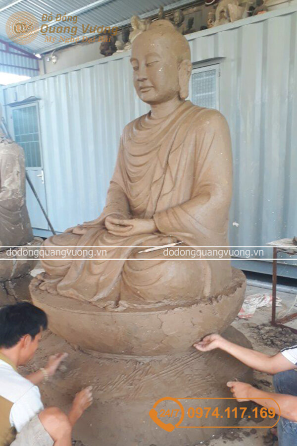 Tạo mẫu tượng Phật bằng đất sét