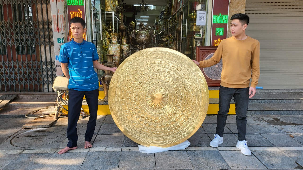 Hoàn thiện mặt trống đồng 1m27 dát vàng 9999 cho khách Điện Biên